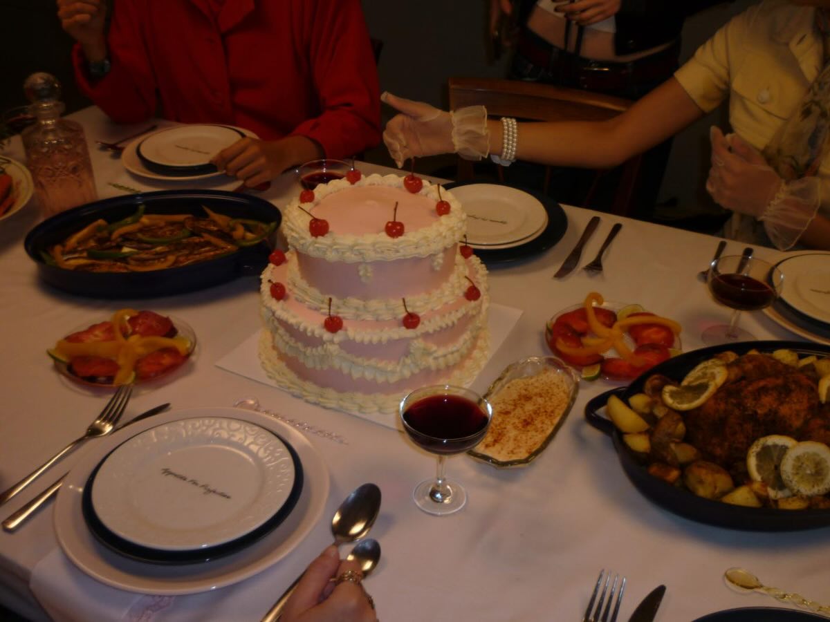 Behind the scenes: the dressed table with the cherry-topped cake